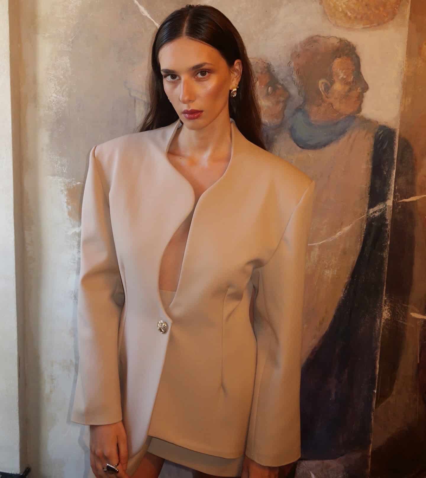 AMINA BEIGE